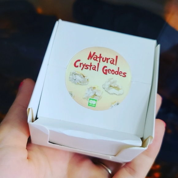 Beautiful Ice natural Quartz Geode in a box - Picture 3 of 3